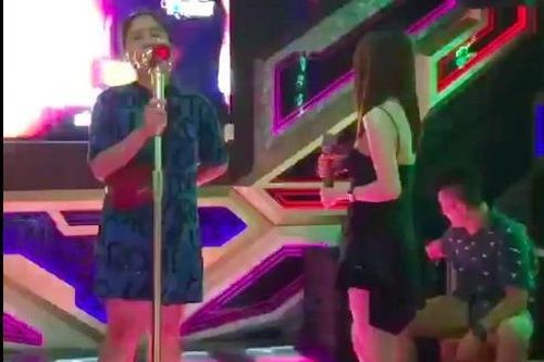 Nhã Phương hát karaoke cùng gia đình chồng