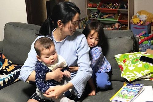 Người đời - nỗi sợ hơn cả nghèo đói và cô độc của mẹ đơn thân