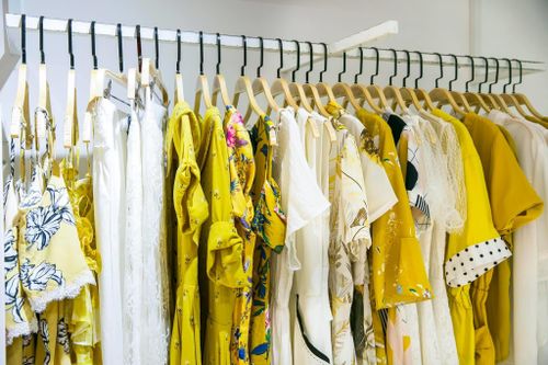Tạm giữ nhiều sản phẩm thời trang hiệu IFU nghi vi phạm nhãn mác
