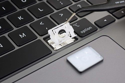 Sau 4 năm cứng đầu và ngạo mạn, Apple âm thầm nhận sai với người dùng