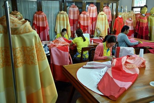 Tu viện Thái may 200 áo choàng lụa đón Giáo hoàng Francis