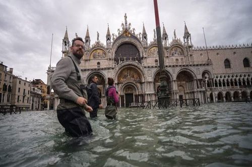 Italia: Venice 'thất thủ' do triều cường dâng cao nhất trong 50 năm