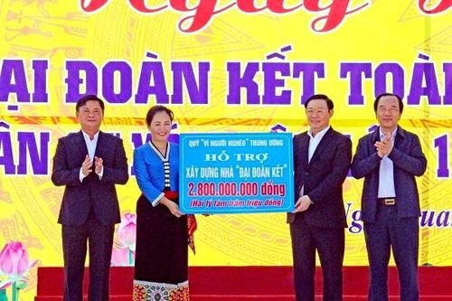 Phó Thủ tướng Vương Đình Huệ chung vui ngày đại đoàn kết tại Nghệ An