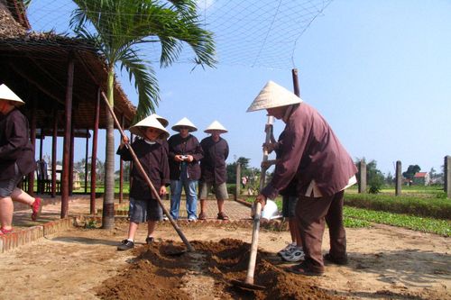 Liên kết khai thác du lịch dựa vào cộng đồng tại vùng kinh tế trọng điểm miền Trung