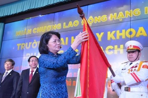 Trường đại học Y khoa Phạm Ngọc Thạch đón nhận Huân chương Lao động hạng Hai