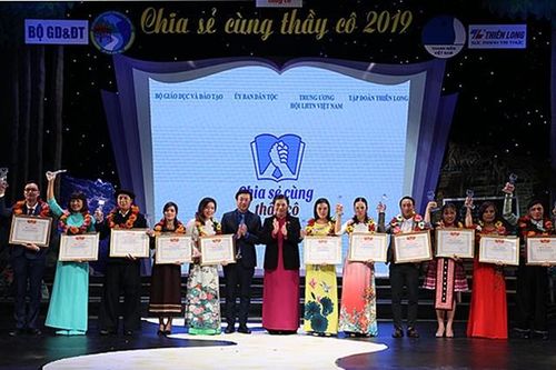Vinh danh 63 giáo viên dạy học sinh dân tộc thiểu số