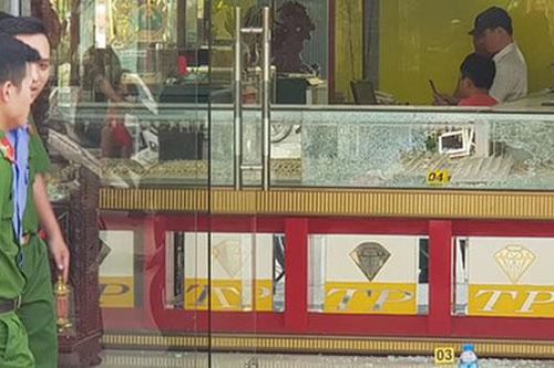Chủ tiệm vàng bị cướp ở Hóc Môn: 'Kẻ cướp bắn tôi hai phát, may mà không trúng'