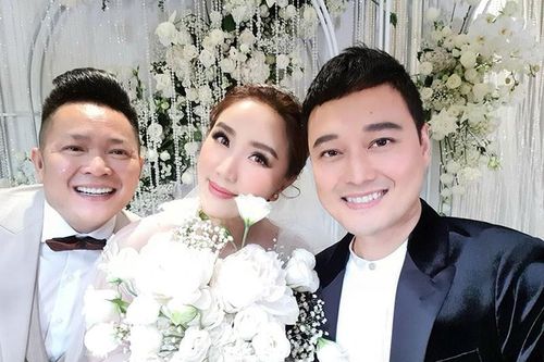 Chồng đại gia của Bảo Thy tươi rói bên vợ trong đám cưới