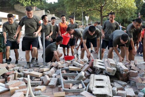 Binh sĩ Trung Quốc mặc quần shorts, áo phông xanh dọn dẹp đường phố Hong Kong