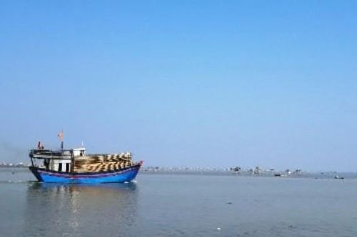 Cứu nạn thành công 7 ngư dân bị chìm tàu trên biển