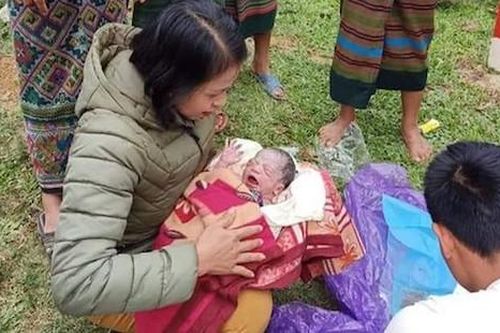 Sản phụ chuyển dạ bên vệ đường, cô giáo thành 'bà đỡ'