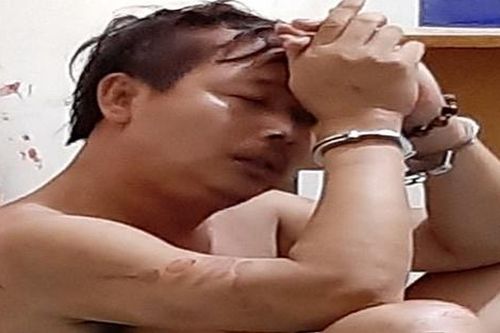 Cầm dao xông vào nhà đe dọa cụ bà để cướp tài sản