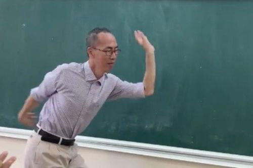 Thầy Lê Bá Khánh Trình múa phụ họa cho học trò hát 'Bụi phấn'