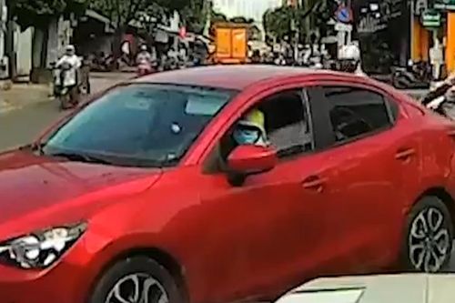 Nữ 'ninja' điều khiển ô tô gây va chạm khiến dân mạng dậy sóng