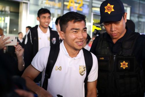 Thái Lan đổ bộ Hà Nội, Chanathip tươi rói chờ đấu Việt Nam