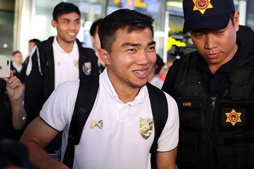 HLV Nishino, 'Messi Thái' Chanathip rạng rỡ tới Hà Nội đợi đấu Việt Nam