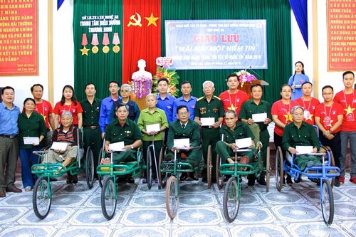 Tuổi trẻ Khối Các cơ quan tỉnh tặng quà, giao lưu với các thương, bệnh binh