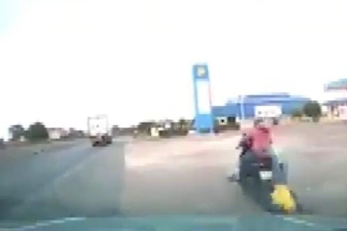 Ô tô đâm xe máy khi rẽ vào cây xăng