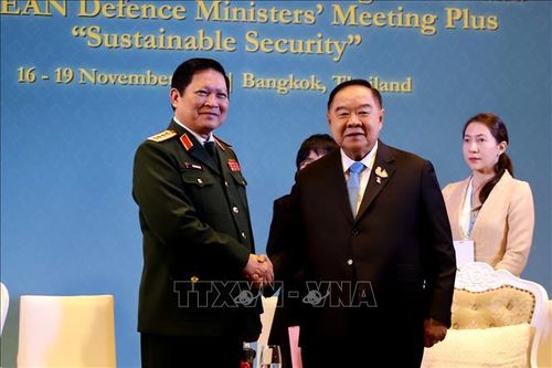 Bộ trưởng Quốc phòng Ngô Xuân Lịch gặp Phó Thủ tướng Thái Lan và Bộ trưởng Quốc phòng Indonesia