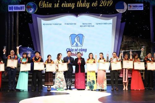 Tuyên dương 63 giáo viên vùng dân tộc thiểu số