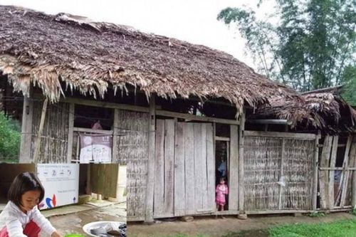 Xót xa bé gái lớp 1 làm chỗ dựa cho cha mẹ