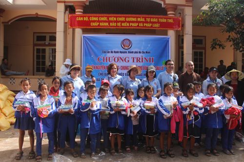 Gần 150 triệu đồng hỗ trợ hộ nghèo và học sinh xã Thanh, huyện Hướng Hóa