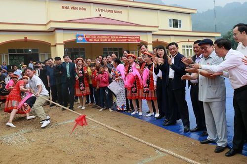 Chủ tịch Hội Nông dân Việt Nam chung vui Ngày hội đại đoàn kết tại Thái Nguyên