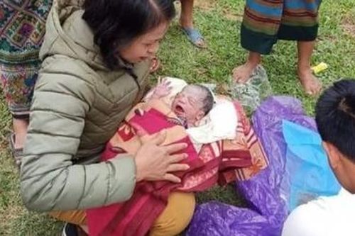 Cô giáo đỡ đẻ thành công cho sản phụ sinh con bên đường