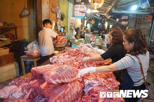 Giá thịt lợn tăng 'sốc', dân buôn kêu ế thảm