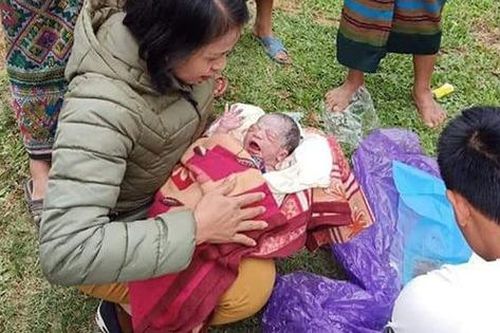 Cô giáo hỗ trợ trò cũ sinh con bên đường