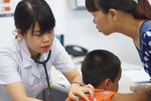 Trẻ viêm mũi, nghẹt mũi: Mẹ cần làm gì để không vô tình lạm dụng kháng sinh?