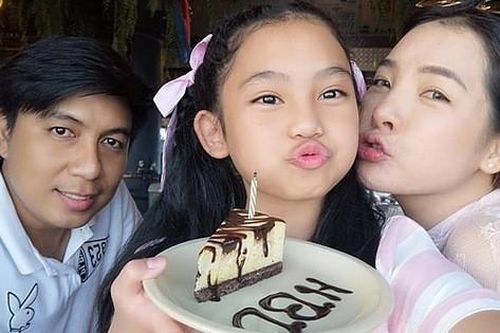 Cha dượng quỳ gối nói lời yêu thương với con riêng của vợ