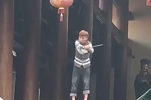 Hà Nội: Nam thanh niên có biểu hiện 'ngáo đá' cầm dao vắt vẻo trên lan can chùa Phúc Long khiến người dân phẫn nộ