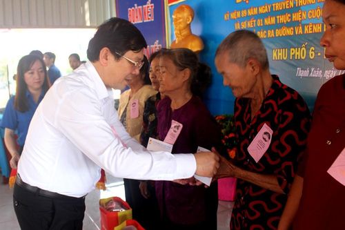 Trưởng ban Tuyên giáo Trung ương chung vui Ngày hội Đại đoàn kết cùng người dân quận 12, TP HCM
