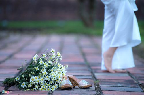 Em đứng chờ sự hồn nhiên của phố