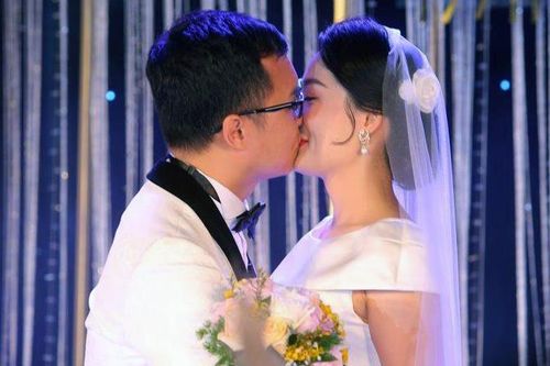Mai Phương Thúy đến trễ tiệc cưới BTV Thời sự Thu Hà