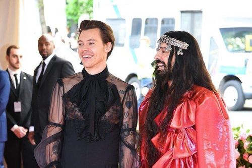 Harry Styles mặc áo xuyên thấu nữ tính đến Met Gala