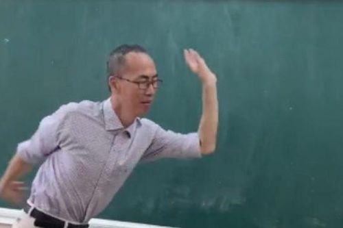 Clip thầy Lê Bá Khánh Trình múa phụ họa cho học trò hát 'Bụi phấn' gây 'bão mạng'