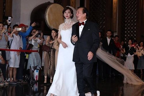 Lâm Chí Linh diện váy cưới lộng lẫy, được cha hộ tống đến hôn lễ