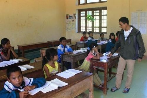 Thầy cô bám bản 'kéo' các em đến trường học chữ