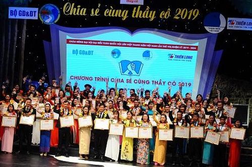 Vinh danh 63 giáo viên dạy học sinh người dân tộc thiểu số