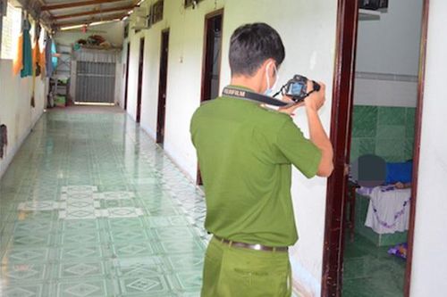 Chủ nhà trọ tá hỏa thấy khách chết treo cổ trong phòng