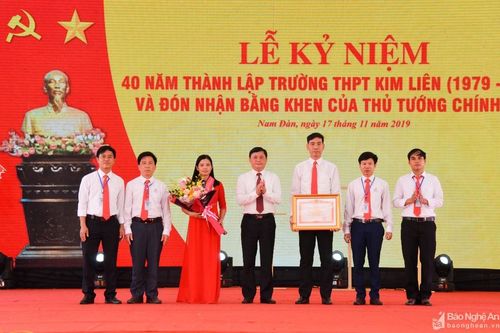 Trường THPT Kim Liên đón nhận Bằng khen của Thủ tướng Chính phủ