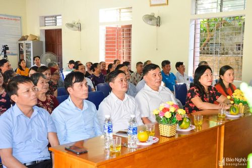 Chủ tịch UBND tỉnh Thái Thanh Quý chung vui Ngày hội Đại đoàn kết tại TP Vinh