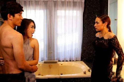 Nhờ bạn thân sang chăm chồng ốm rồi bất chợt về nhà, vợ ngỡ 'bắt gian tại trận' khi nghe tiếng nói chuyện trong phòng ngủ, ai ngờ sự thật lại oái oăm thế này
