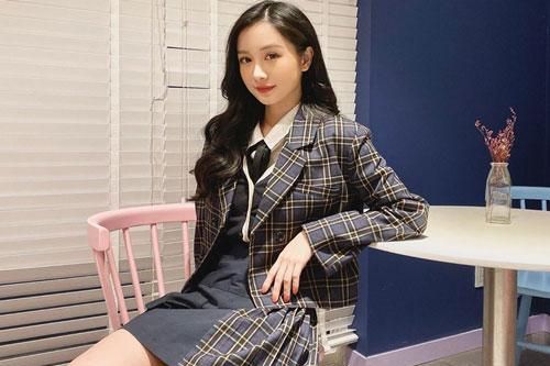 Jun Vũ được khen dù không diện đồ khoe vòng một