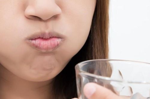 Những điều cần phải biết khi súc miệng bằng nước muối để chữa đau họng