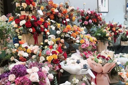 Thị trường ngày 20/11: Hoa tươi, quà tặng bạt ngàn, sức mua vẫn kém