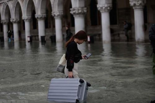 Hình ảnh thành phố Venice thơ mộng chìm trong biển nước