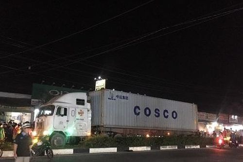 Bình Dương: Tông đuôi xe container nam thanh niên tử vong